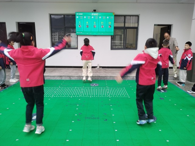 对话周其仁：AI替代不了“你真正的喜欢”